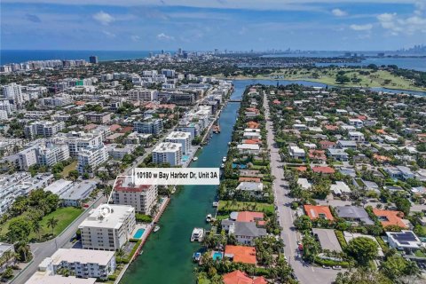 Copropriété à vendre à Bay Harbor Islands, Floride: 2 chambres, 189.99 m2 № 2340214 - photo 29