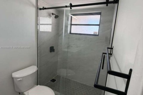 Touwnhouse à vendre à Miami, Floride: 2 chambres, 110.55 m2 № 2170933 - photo 5