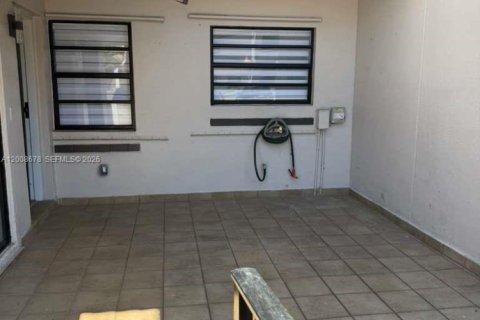 Touwnhouse à vendre à Miami, Floride: 2 chambres, 110.55 m2 № 2170933 - photo 2
