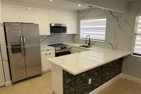 Touwnhouse à vendre à Miami, Floride: 2 chambres, 110.55 m2 № 2170933 - photo 4