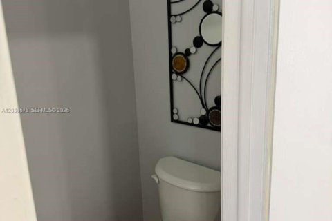 Touwnhouse à vendre à Miami, Floride: 2 chambres, 110.55 m2 № 2170933 - photo 9