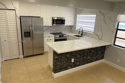 Touwnhouse à vendre à Miami, Floride: 2 chambres, 110.55 m2 № 2170933 - photo 3