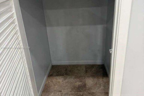 Touwnhouse à vendre à Miami, Floride: 2 chambres, 110.55 m2 № 2170933 - photo 11