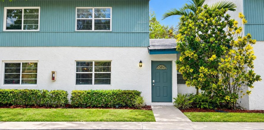 Townhouse in Plantation, Florida 3 bedrooms, 150.87 sq.m. № 2392061