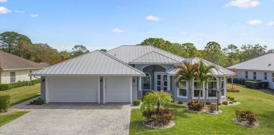 House in Vero Beach, Florida 3 bedrooms, 247.12 sq.m. № 2083147