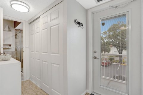 Condo in Lauderdale Lakes, Florida, 1 bedroom  № 1693484 - photo 11