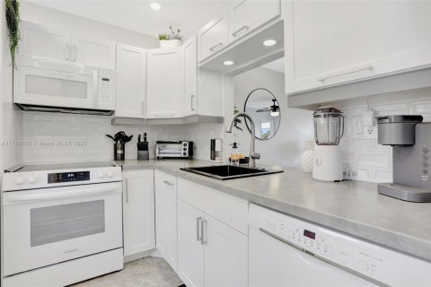 Condo in Lauderdale Lakes, Florida, 1 bedroom  № 1693484 - photo 5