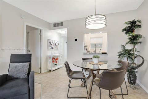 Condo in Lauderdale Lakes, Florida, 1 bedroom  № 1693484 - photo 15