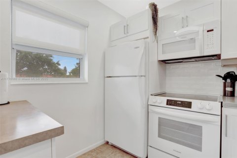 Condo in Lauderdale Lakes, Florida, 1 bedroom  № 1693484 - photo 20