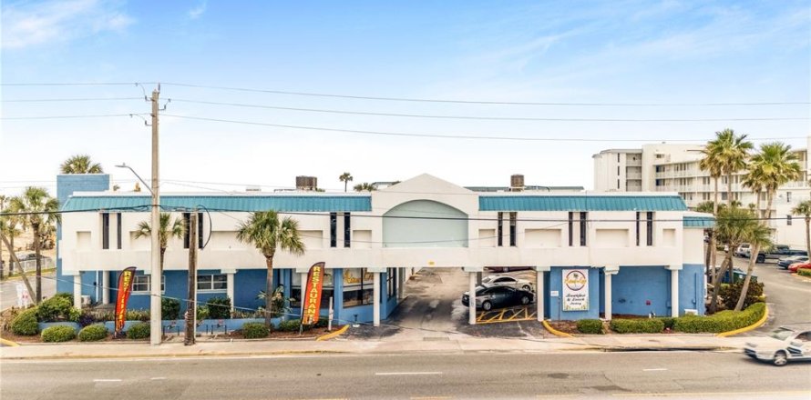 Commercial property in Daytona Beach, Florida № 1737282