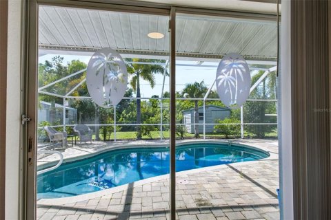 House in Port Charlotte, Florida 3 bedrooms, 110.74 sq.m. № 2413671 - photo 24