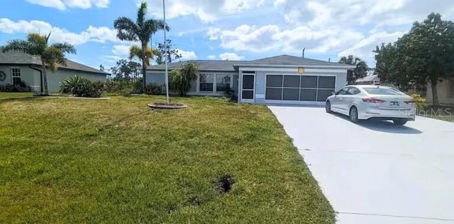 House in Port Charlotte, Florida 3 bedrooms, 110.74 sq.m. № 2413671