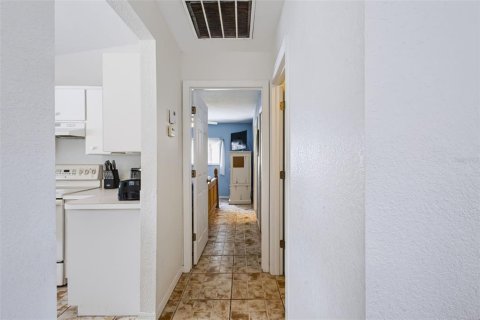 House in Port Charlotte, Florida 3 bedrooms, 110.74 sq.m. № 2413671 - photo 12
