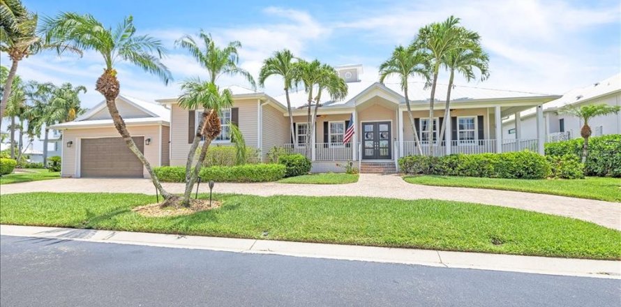 House in Fort Myers, Florida 4 bedrooms, 227.52 sq.m. № 2195750