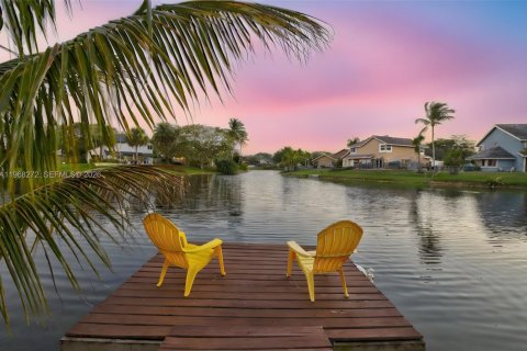 Villa ou maison à vendre à Cooper City, Floride: 3 chambres, 175.77 m2 № 2031924 - photo 2