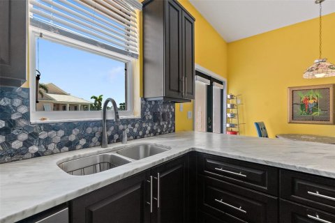 House in Daytona Beach Shores, Florida 3 bedrooms, 166.57 sq.m. № 1886506 - photo 15