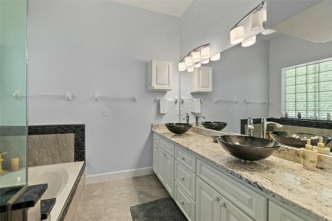 House in Daytona Beach Shores, Florida 3 bedrooms, 166.57 sq.m. № 1886506 - photo 19