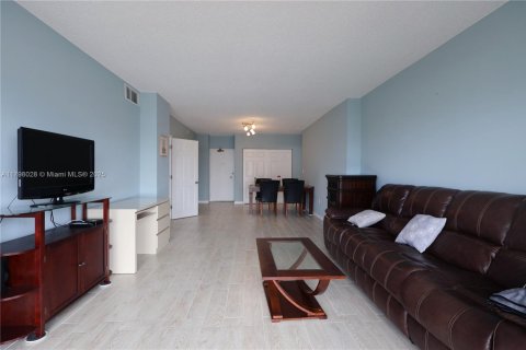 Condominio en venta en Hallandale Beach, Florida, 1 dormitorio, 80.82 m2 № 1983390 - foto 8