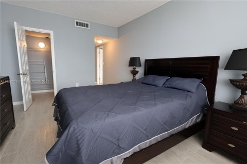 Condominio en venta en Hallandale Beach, Florida, 1 dormitorio, 80.82 m2 № 1983390 - foto 14