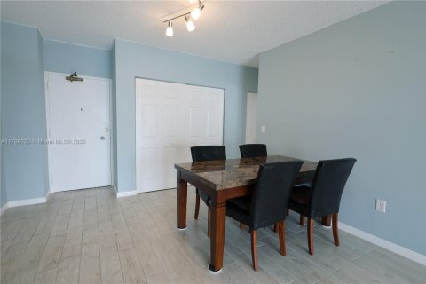 Condominio en venta en Hallandale Beach, Florida, 1 dormitorio, 80.82 m2 № 1983390 - foto 10