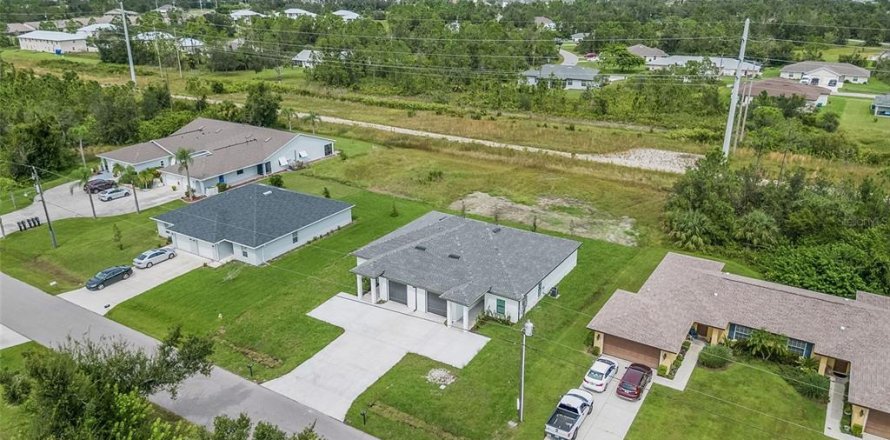 Commercial property in Punta Gorda, Florida 6 bedrooms, 229.84 sq.m. № 2220019