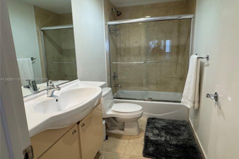 Copropriété à louer à Hallandale Beach, Floride: 3 chambres, 155.61 m2 № 1855382 - photo 28