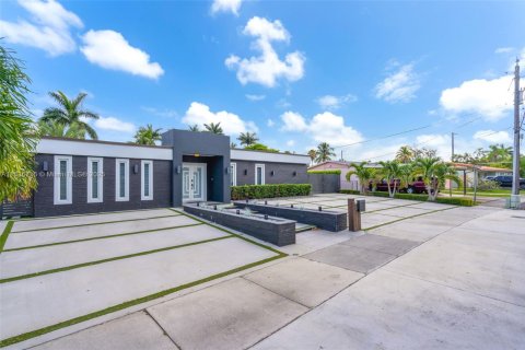 Casa en venta en Hialeah, Florida, 3 dormitorios, 106.74 m2 № 1823870 - foto 2