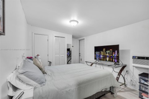 Casa en venta en Hialeah, Florida, 3 dormitorios, 106.74 m2 № 1823870 - foto 25