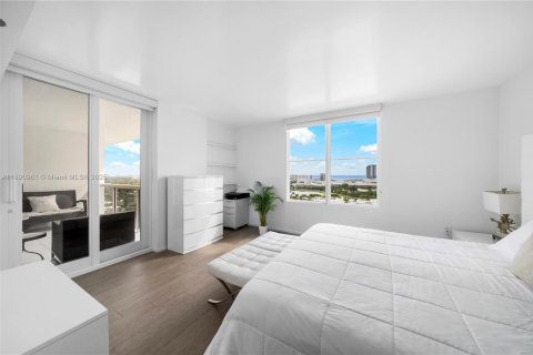 Condo in Miami Beach, Florida, 2 bedrooms  № 1944099 - photo 13