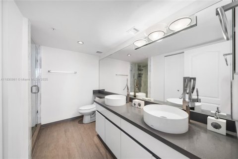 Condo in Miami Beach, Florida, 2 bedrooms  № 1944099 - photo 17