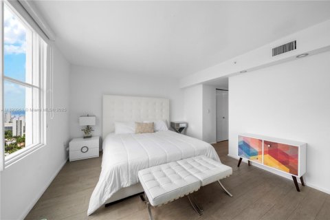 Condo in Miami Beach, Florida, 2 bedrooms  № 1944099 - photo 15