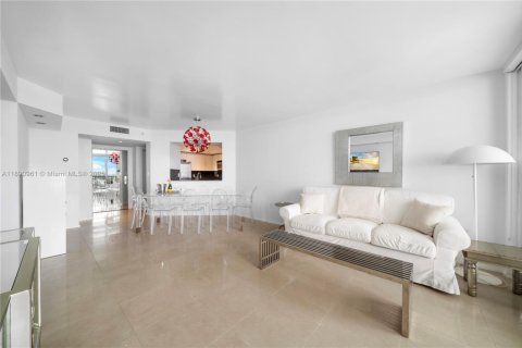 Condo in Miami Beach, Florida, 2 bedrooms  № 1944099 - photo 7