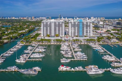 Condo in Miami Beach, Florida, 2 bedrooms  № 1944099 - photo 2