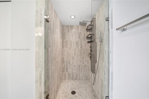 Condo in Miami Beach, Florida, 2 bedrooms  № 1944099 - photo 18