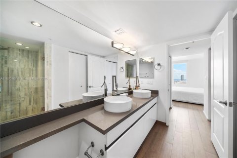 Condo in Miami Beach, Florida, 2 bedrooms  № 1944099 - photo 16