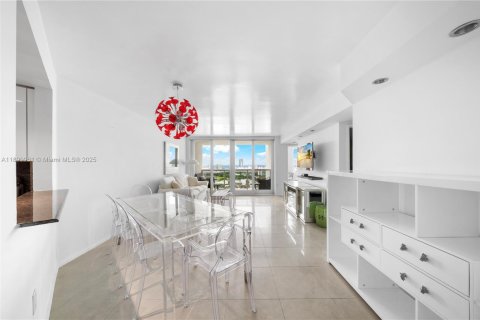 Condo in Miami Beach, Florida, 2 bedrooms  № 1944099 - photo 1