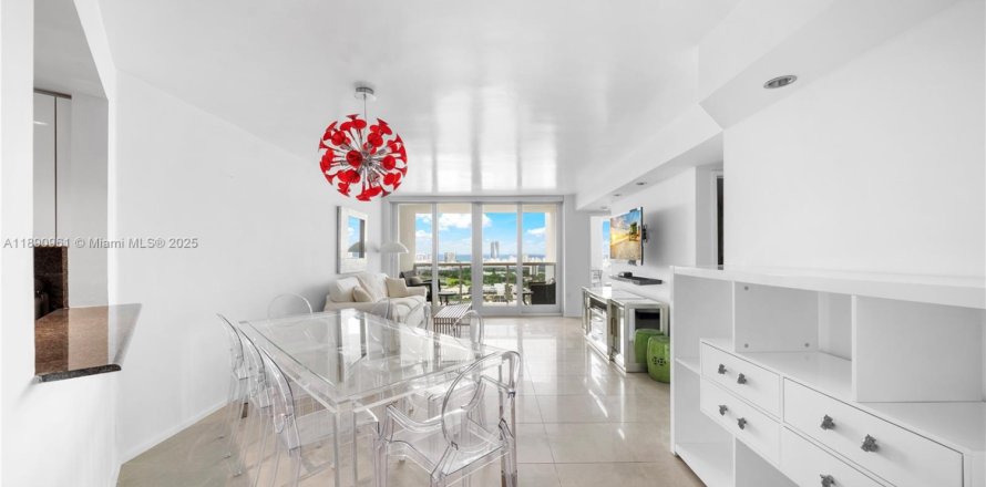Condo in Miami Beach, Florida, 2 bedrooms № 1944099