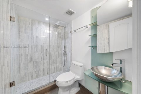 Condo in Miami Beach, Florida, 2 bedrooms  № 1944099 - photo 21