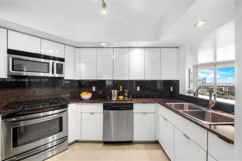Condo in Miami Beach, Florida, 2 bedrooms  № 1944099 - photo 11