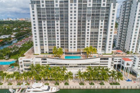 Condo in Miami Beach, Florida, 2 bedrooms  № 1944099 - photo 23