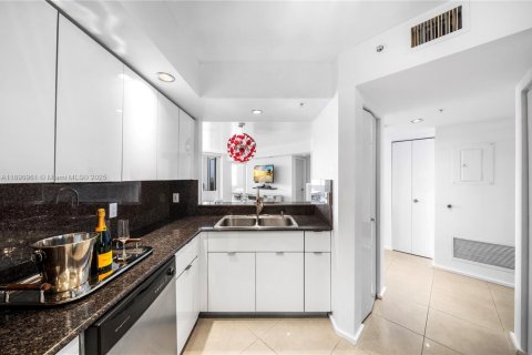 Condo in Miami Beach, Florida, 2 bedrooms  № 1944099 - photo 12