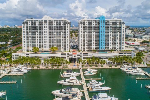 Condo in Miami Beach, Florida, 2 bedrooms  № 1944099 - photo 22
