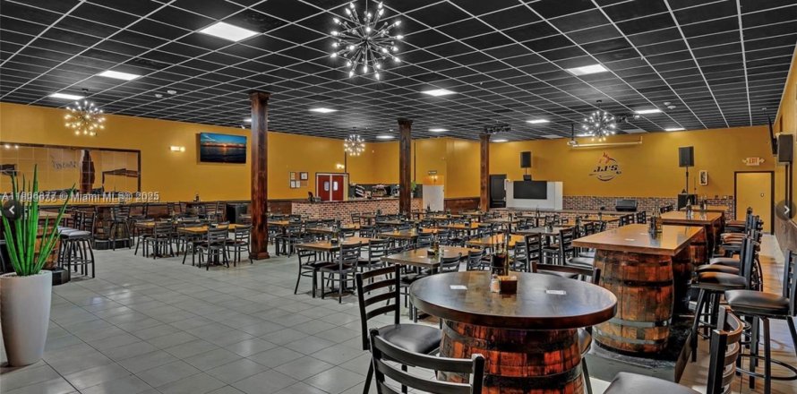Commercial property in Homestead, Florida № 1963417