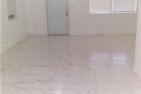 Villa ou maison à louer à West Palm Beach, Floride: 3 chambres, 94.76 m2 № 1941096 - photo 2