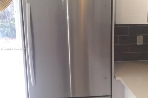 Villa ou maison à louer à West Palm Beach, Floride: 3 chambres, 94.76 m2 № 1941096 - photo 4