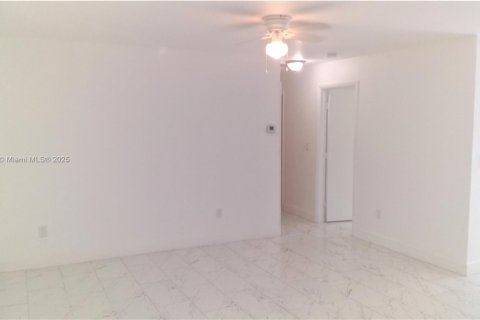 Villa ou maison à louer à West Palm Beach, Floride: 3 chambres, 94.76 m2 № 1941096 - photo 10