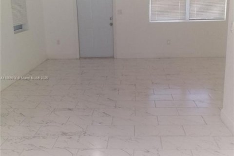 Villa ou maison à louer à West Palm Beach, Floride: 3 chambres, 94.76 m2 № 1941096 - photo 13