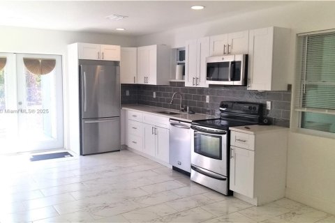 Villa ou maison à louer à West Palm Beach, Floride: 3 chambres, 94.76 m2 № 1941096 - photo 1