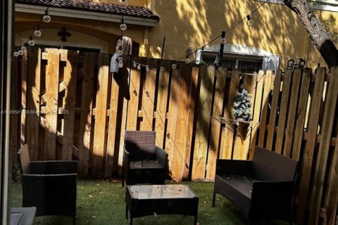 Снять в аренду таунхаус в Дорал, Флорида 3 спальни, 135.82м2, № 1950242 - фото 1