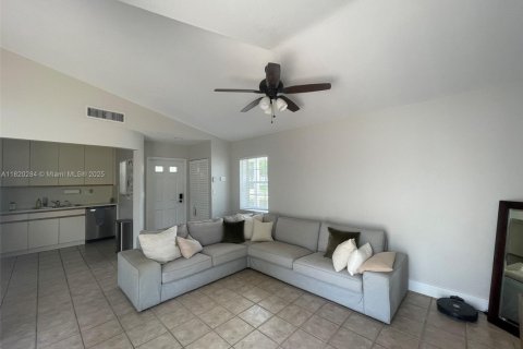 Adosado en venta en Miami, Florida, 1 dormitorio, 64.47 m2 № 1784058 - foto 4